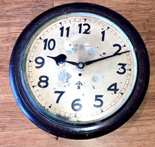 Gute 14 Zoll Kettensicherung Wanduhr. Mit Krähen Fuß auf Zifferblatt. Militär?