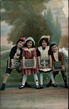AK Kinder mit Schultafeln, Foto Color, Kleinformat