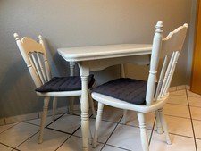 Massivholz Küchen- /Esszimmer-Tisch Esche Vintage mit 2 Stühlen weiß