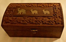 Holzschatulle, Schmuckschatulle, orientalisch m. Schnitzerei und Kamelen