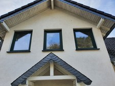 Veka-Fenster mit Dreifachverglasung, Farbe außen tannengrün matt, innen weiß 