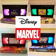 Walt Disneys Handarbeit LED VHS Tischleuchte Geschenk (Auswahl der Farben)