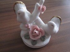 Zwei kleine Vögelchen aus Porzellan mit Rosen - noch super erhalten