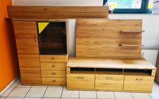 Moderne Wohnwand kernbuche massiv mit integriertem TV-Teil und Vitrine (gebr.)