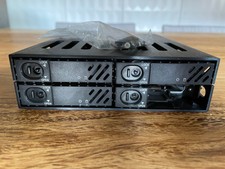 5.25″ Wechselrahmen Laufwerksrack für 4 x 2.5″ SATA HDD / SSD mit Lüfter