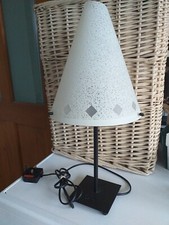 SCHÖNER ARTIKEL..METALLBASIS..TISCHLAMPE...LAMPE...WEISS...KEGELFÖRMIGER SCHATTEN..LAND