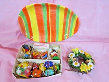 3 tlg Oster-Deko Set: 1 Keramik-Teller in Ei-Form, 12 Deko-Figuren, 1Kerzen-Ring