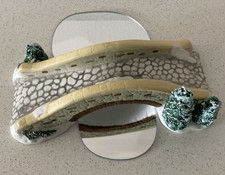 Lemax Weihnachtsdorf Sammlung Steinbrücke mit Bäumen & Spiegeleffekt Wasser