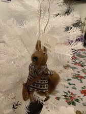 Gisela Graham Weihnachtsbaumschmuck Nadelfilz Eichhörnchen im Pullover mit Tasche