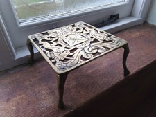 Antiker Untersetzer aus Messing - DIEU ET MON DROIT Orden des Strumpfbandwappens