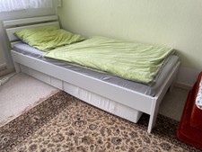 Bett sehr guter Zustand, Holz weiß-lackiert 90 x 200 inkl. Lattenrost + Matratze