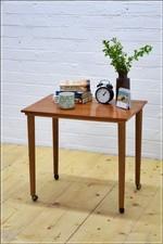 Vintage Teak Couchtisch Beistelltisch auf Rollen Mitte Jahrhundert dänisches Design