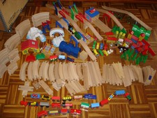 BRIO Eichhorn Holzeisenbahn Schienen Lok Tunnel Brücken  etc. ca.250 Teile