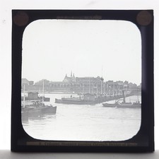 Kölner Dampfschiff fährt durch Bootsbrücke Deutschland den Rhein hinauf