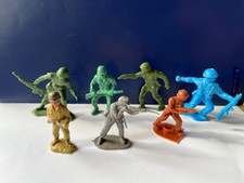 7 Soldaten verschiedene Farben Größen Hersteller Militär Weltkrieg ca. 1970er