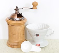Kaffeemühle Hario aus Holz & Coffee Dripper V60 02