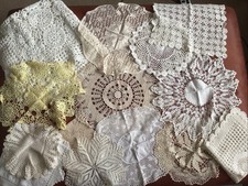 Antike handgefertigte Spitzen- und Häkeldecken und Tablettdecken usw.
