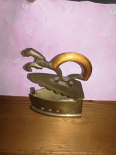 Dekoratives Messing Bügeleisen klein aufklappbar mit Holzgriff