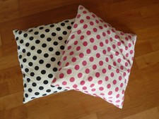 2 Kissen 40x40 cm weiß mit Punkten in pink und schwarz