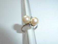 Goldring mit 2 sehr schönen Brillanten und 2 Perlen