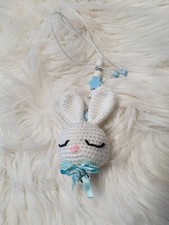 Maxikosi Kette Anhänger Hase Amigurumi Motorik Baby Geburt Geschenk Taufe wagenk