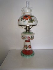 alte Petroleum Tischlampe aus Milchglas bemalt, mit Schirm bemalt,  um 1900