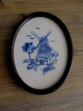 Stickbild Holzrahmen Windmühle 21x16cm blau-weiß oval neuwertig