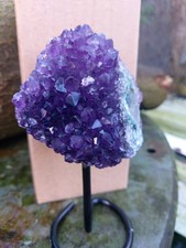 Wunderschöne Amethysthaufen auf Stand Fossilien Edelsteine Sammlerstücke