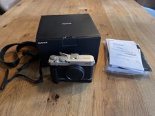 Fuji Fujifilm X-E4 Body, silber, Handgriff, Daumenablage, Rechnung 01/22!