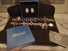 Schmuck Set von Rikarda M in gold. Uhr, Bracelett. Ohrringe in silber.