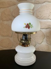 Kleine Tischlampe im Stil einer Petroleumlampe elektrisch Glasfuß und Glasschirm