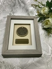 Personalisierte Stein Celtic Cross in Holzoptik Box Frame & gravierte Plakette