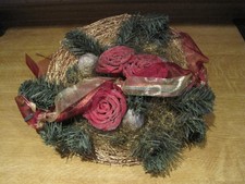 Blumenstrauß Weihnachten, Blumengesteck mit weihnachtlicher Deko