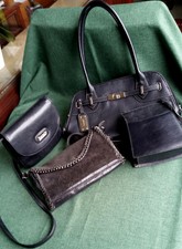 4 Damenhandtaschen. Konvolut, schwarz, 1 x dunkelblau, echt Leder + Wildleder