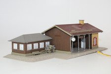 Vollmer 3525 Bahnhof Haltepunkt Schonwies. Gebautes Modell mit LED-Beleuchtung.