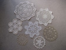 SPITZENDECKCHEN HÄKELDECKCHEN KONVOLUT CREME-FARBEN 7 STÜCK HANDARBEIT ERBSTÜCK