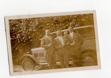 altes orig. s/w Foto Auto Oldtimer 4 Männer Kind mit Glas 8x5cm Vintage