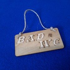 "BAD & WC" Holzschild ca. 12cmx6cm mit Schnur / gefräst Natur 