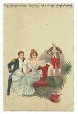 AK Künstler Mode Kleid rotes Sofa Diener Mann in Frack Palme 1899 Jugendstil