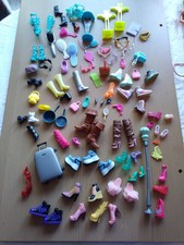 Konvolut Puppenzubehör, Schuhe, Ersatzteile inkl. Barbie & Monster High