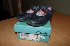 Mädchen Clarks Marineblau Leder Schuhe mit Schleife-Bea Olivia-Lasten Gebrauchsspuren links, verpackt