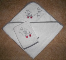 Baby Badetuch Kapuzentuch und Waschlappen weiß mit Stickerei von Troya Baby