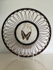 Vintage 1970er Jahre Rattan Boho Schmetterlingskorb Wanddekor offen gewebt Glassockel