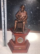 Skulptur eines britischen Tommy sitzt vom Ersten Weltkrieg mit Münzen