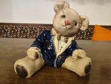 Zauberhafter Teddy mit blauer Jacke aus Ton (gebraucht) 