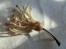 VINTAGE DRAHTSPRAY BLUMENBROSCHE SAMENPERLEN + HELLBLAU GLASSTEINE GOLDTON