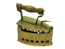 Altes Messing Bügeleisen Deko 10 x 6 x 5 cm mit Holzgriff 11 cm Hoch 340 gramm
