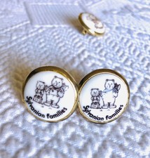 Sylvanian Fam Manschettenknöpfe, Krawattenclip, Kettennadel & Abzeichen. Vintage Präsentationsset