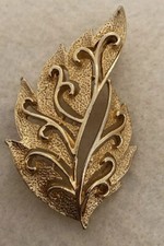 Goldton Metallblatt Spray Brosche