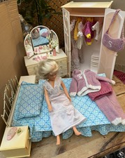 Vintage Stammbaum SINDY PUPPE & SCHLAFZIMMER SET Kleidung Bett Kleiderschrank Schminktisch